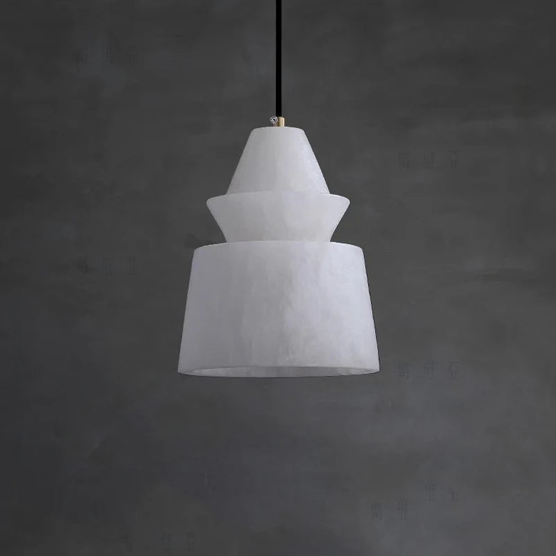 suspension post-moderne en marbre en forme de chapeau