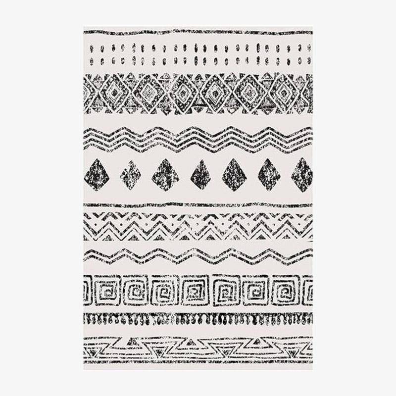 Tapis rectangle aux motifs géométriques blancs et noirs style Keecy B