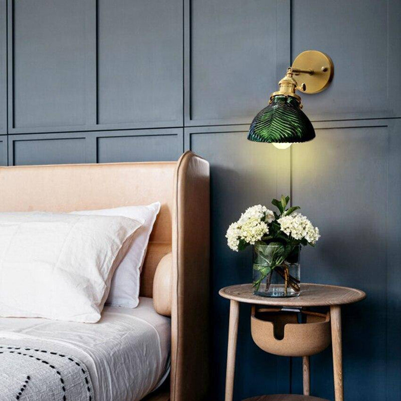 Applique murale design LED dorée avec bras rétro et abat-jour en verre émeraude