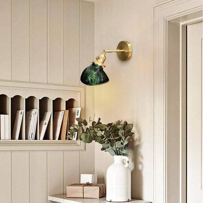 Applique murale design LED dorée avec bras rétro et abat-jour en verre émeraude