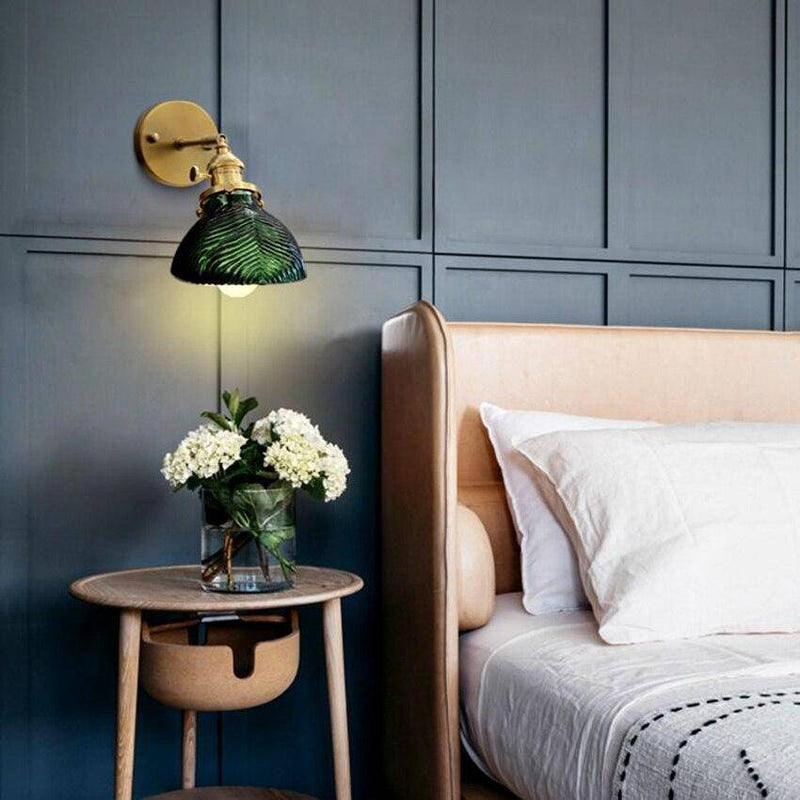 Applique murale design LED dorée avec bras rétro et abat-jour en verre émeraude