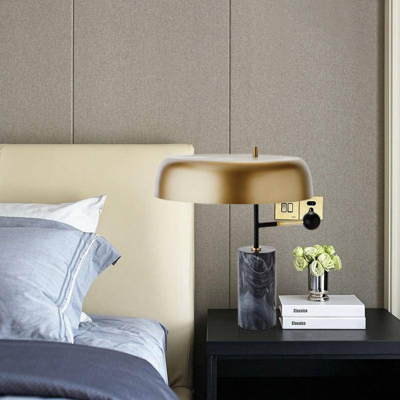 Lampe à poser design LED en marbre avec abat-jour arrondi doré