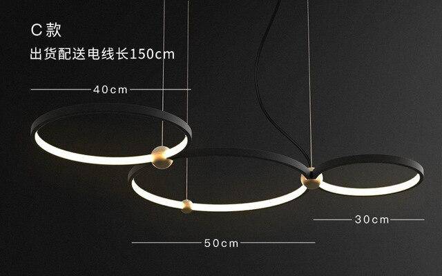Lustre design à anneaux à LED et boules dorées