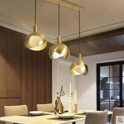 Suspension design à LED avec abat-jour en verre et métal doré