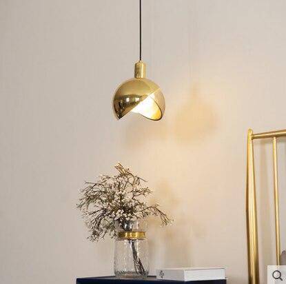 Suspension design à LED avec abat-jour en verre et métal doré