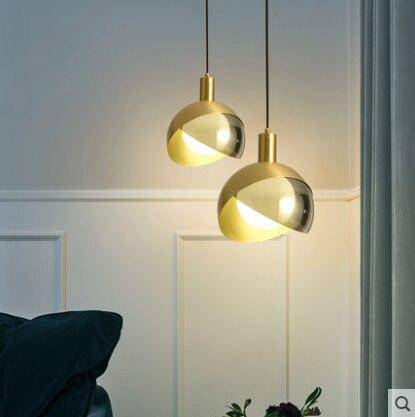 Suspension design à LED avec abat-jour en verre et métal doré