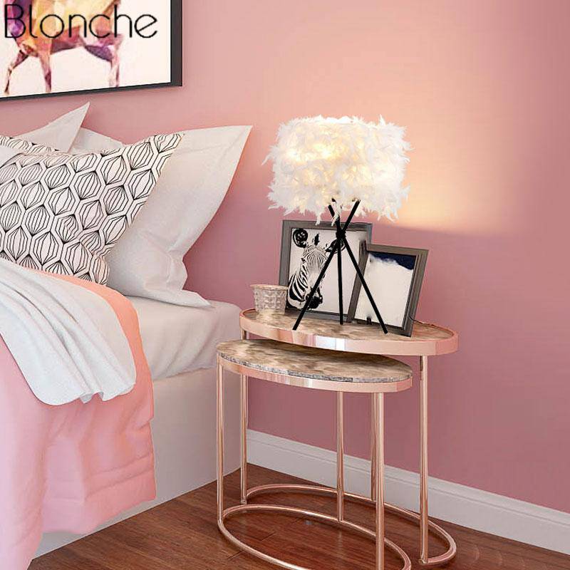 Lampe de chevet LED à plumes sur trois pieds Room