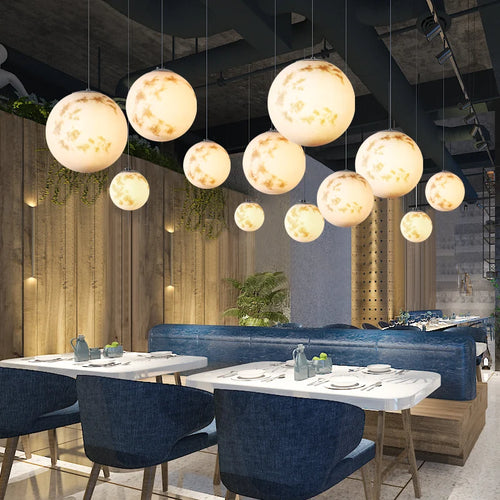 Moderne Pendelleuchte aus Kunstharz mit LED-Mond-Design - vue 10 sur 12