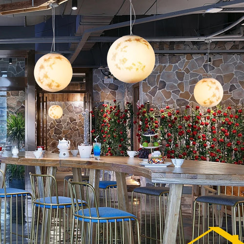 Moderne Pendelleuchte aus Kunstharz mit LED-Mond-Design