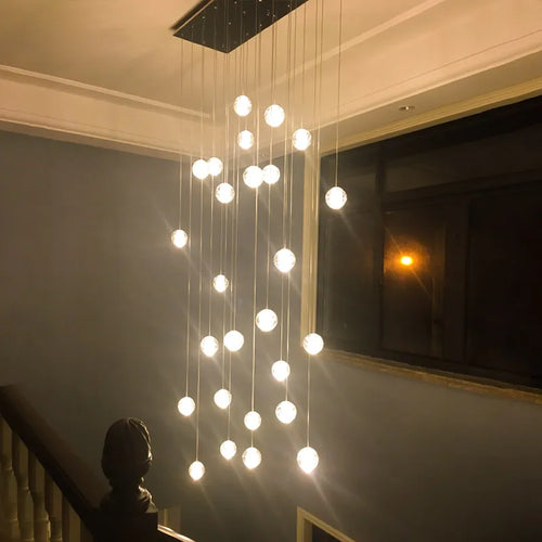 Langer Kristall-Kronleuchter für ein modernes und elegantes Ambiente
