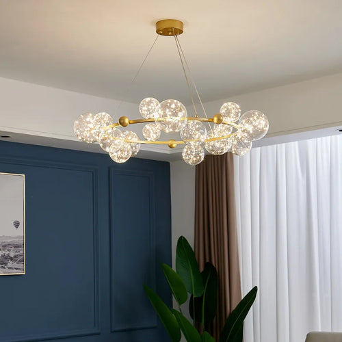 Luxuriöser moderner Kronleuchter mit LED-Ringen und Glaskugeln - vue 3 sur 10