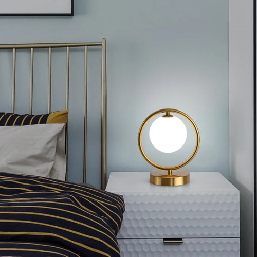 Goldene LED-Tischlampe mit Glaskugel - vue 7 sur 8