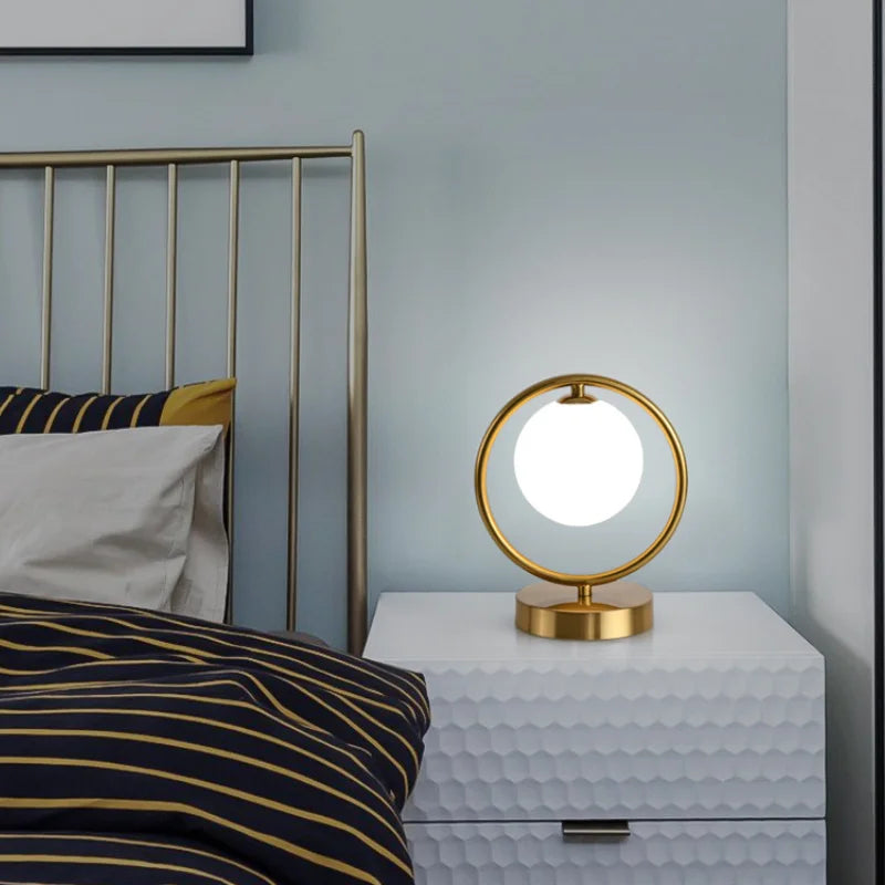 Goldene LED-Tischlampe mit Glaskugel - vue 6 sur 8