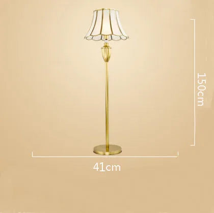 lampadaire en verre et cuivre pour intérieur élégant