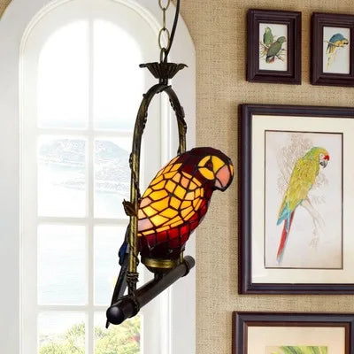 Design-Wandleuchte aus farbigem Glas mit Papageienmotiv