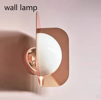 Kronleuchter aus Metall mit Blättern und Beleuchtung aus milchigem Glas luxuriöses Design