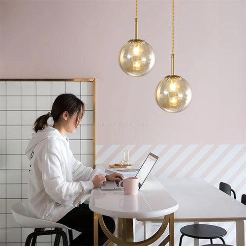 Moderne LED-Pendelleuchte aus Glas, schlichtes Design - vue 3 sur 12