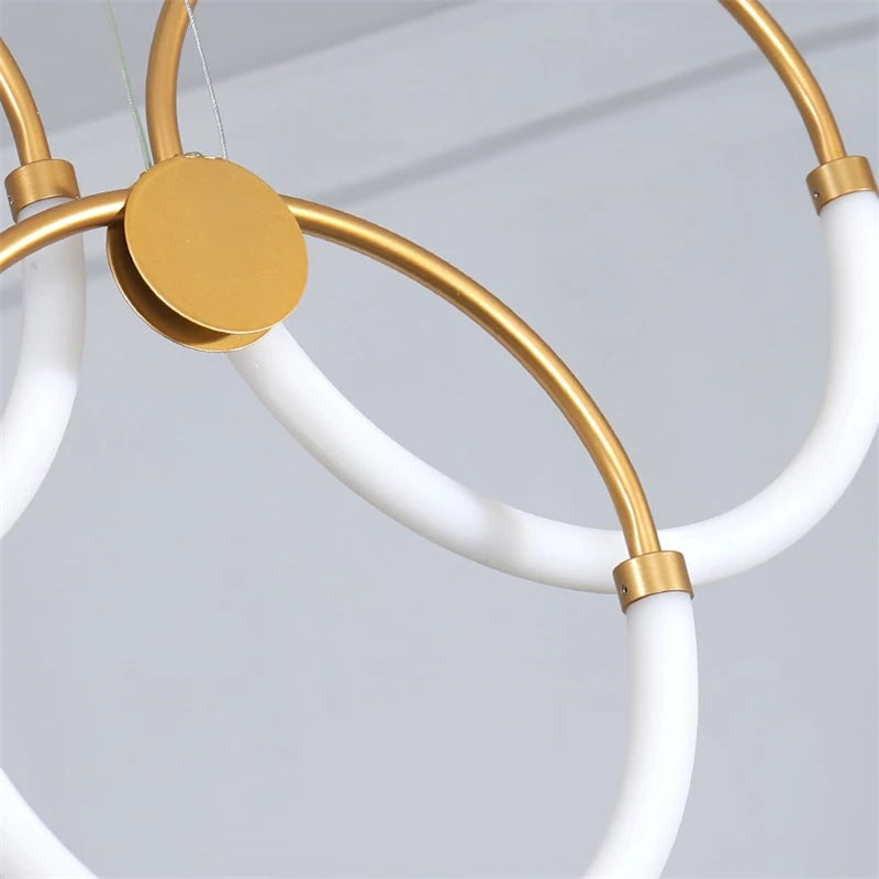 Moderner nordischer Kronleuchter mit goldenem Ring als Pendelleuchte zur Dekoration - vue 4 sur 10