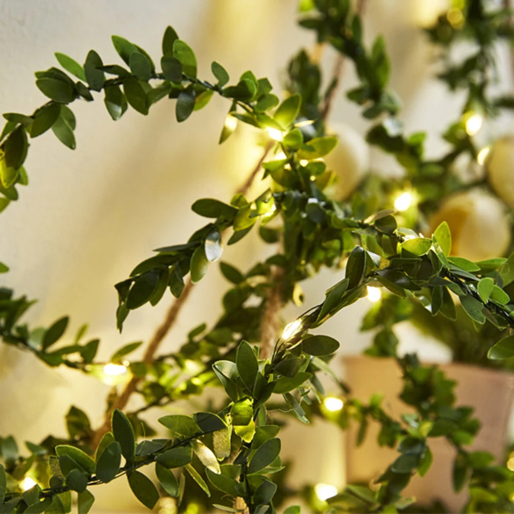 Lichterkette mit künstlichen Blättern für festliche Dekorationen
