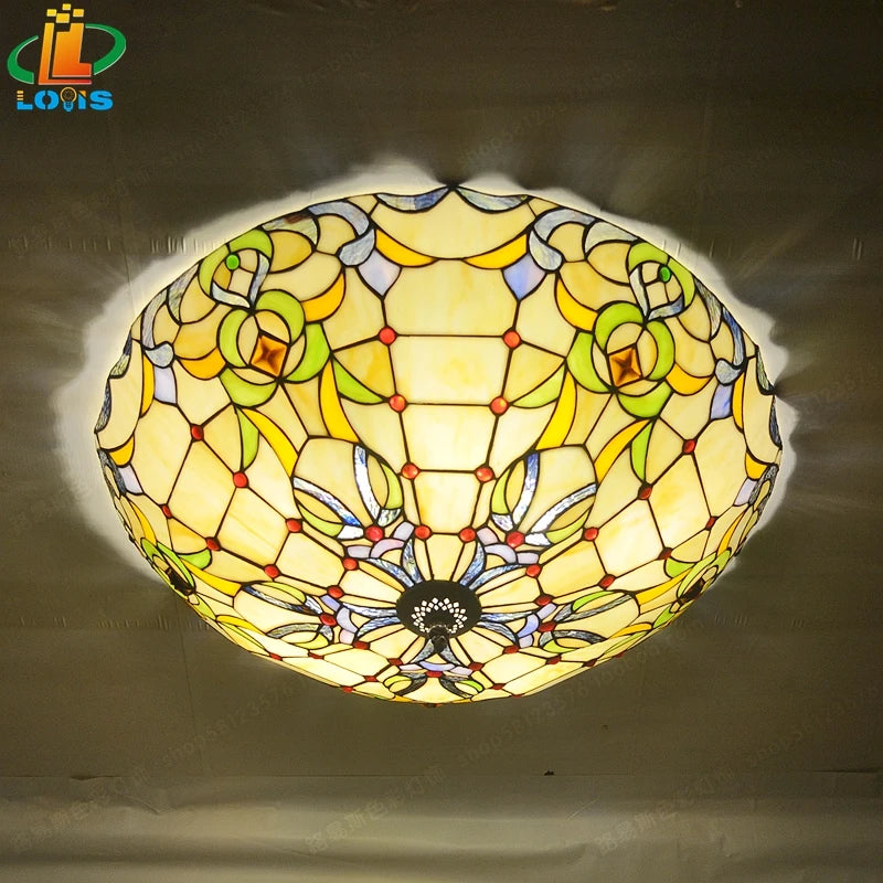 Plafonnier vitrail style tiffany créatif pour intérieur élégant