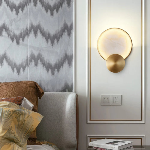 Moderne Wandleuchte aus Marmor mit goldener Oberfläche - vue 3 sur 8
