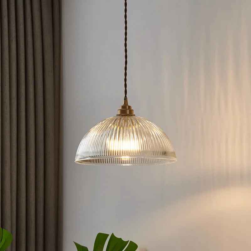 Nordische Pendelleuchte aus Glas für elegantes Interieur