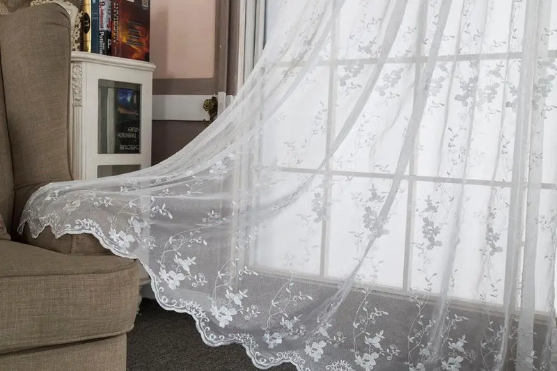 Rideau transparent broderie florale feston style europeen salon