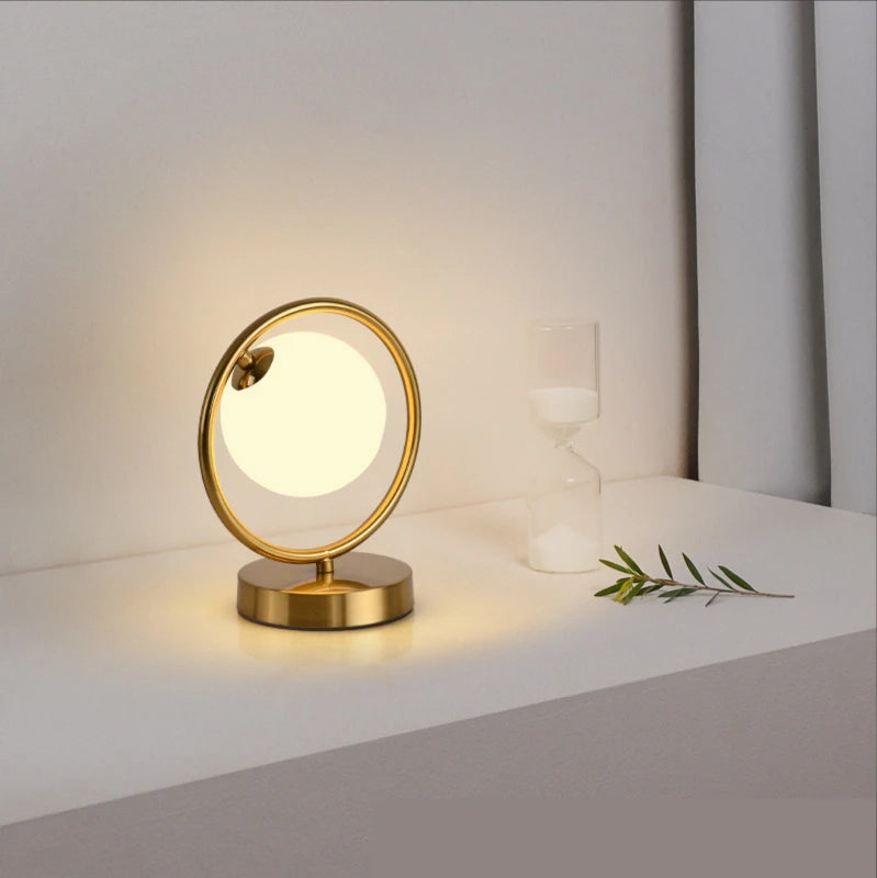 Goldene LED-Tischlampe mit Glaskugel - vue 4 sur 8