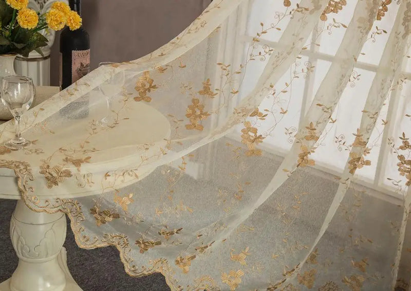 Rideau transparent broderie florale feston style europeen salon