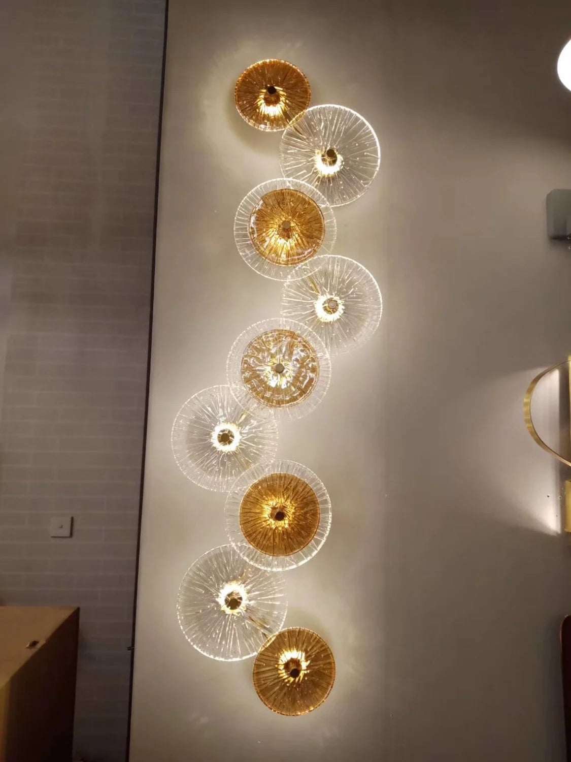 Postmoderne Tischlampe aus Glas und goldenem Eisen Lotus - vue 5 sur 10