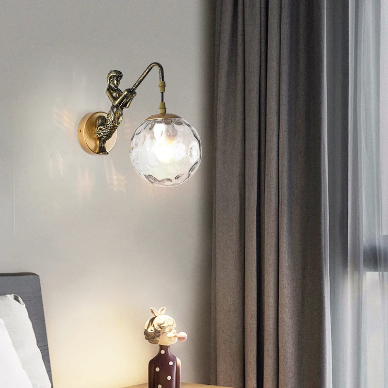 applique murale rétro européenne avec boules de verre blanches en bronze doré - vue 6 sur 10