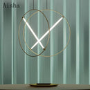 Moderne Pendelleuchte in Ringform aus Gold für ein elegantes Interieur