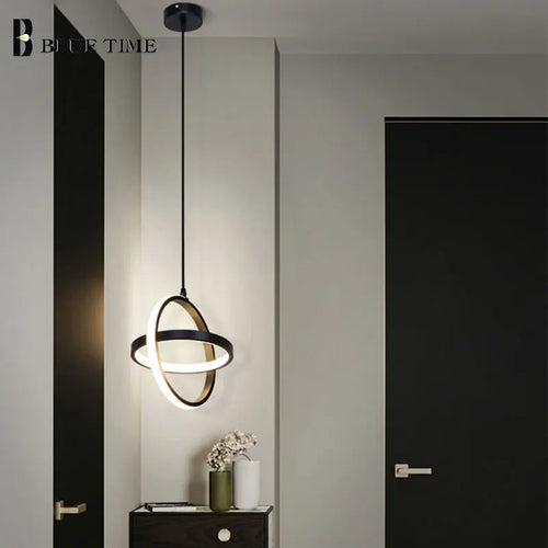 Plafonnier Led suspendu en noir et blanc au design moderne et simpliste