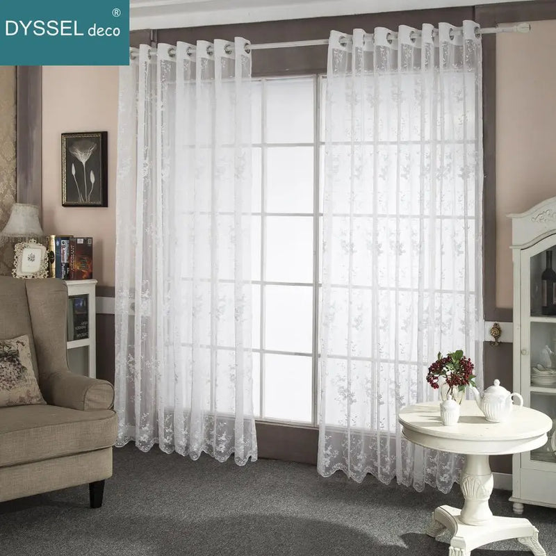 Rideau transparent broderie florale feston style europeen salon