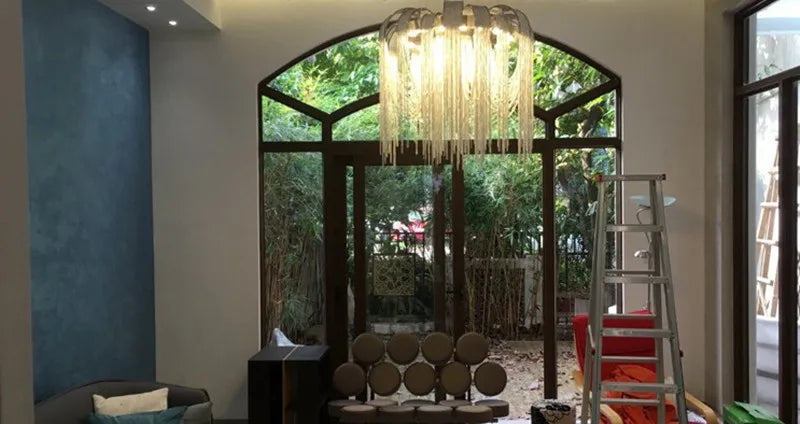 Moderner Kronleuchter mit Aluminium-Pendeln und zeitgemäßem Design - vue 6 sur 6
