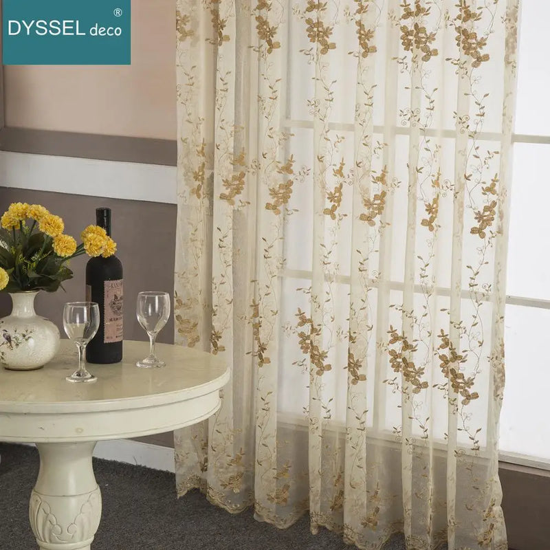 Rideau transparent broderie florale feston style europeen salon