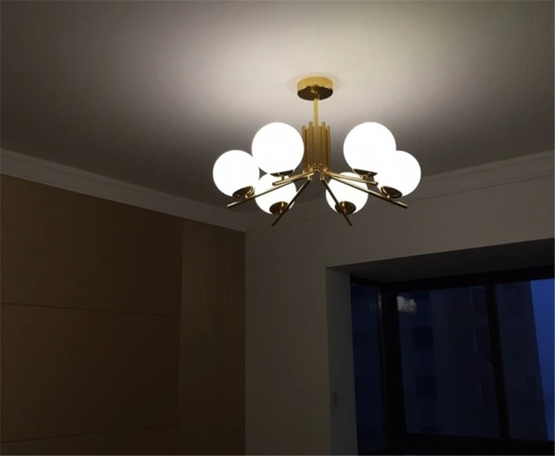 Moderner LED-Kronleuchter mit Lampenschirm aus goldfarbenem Metall - vue 5 sur 6