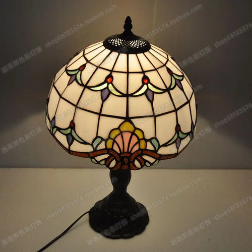 Nachttischlampe im Tiffany-Stil Barock aus geschweißtem Glas mit Metallfuß - vue 5 sur 6