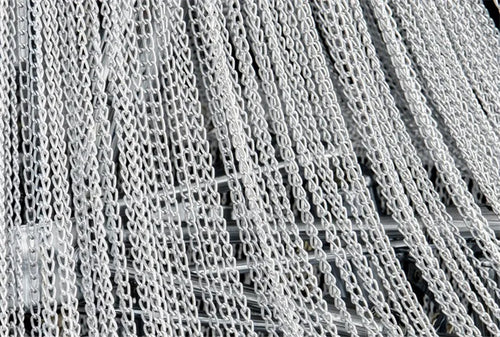 suspension moderne en aluminium design pour un éclairage élégant