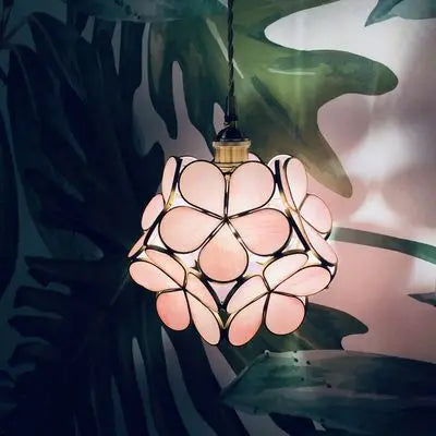 Nordische Pendelleuchte aus Glas mit Kupferdetails