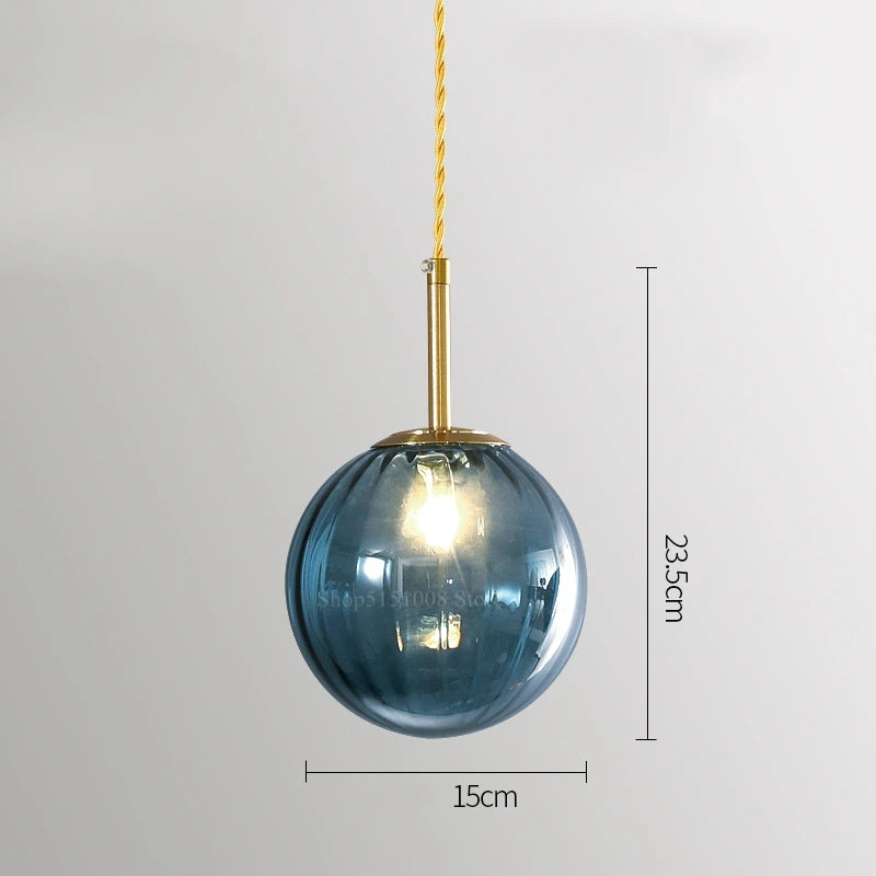 Moderne LED-Pendelleuchte aus Glas im schlichten Design