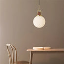 Nordische Pendelleuchte aus Glas im minimalistischen Design für moderne Innenräume