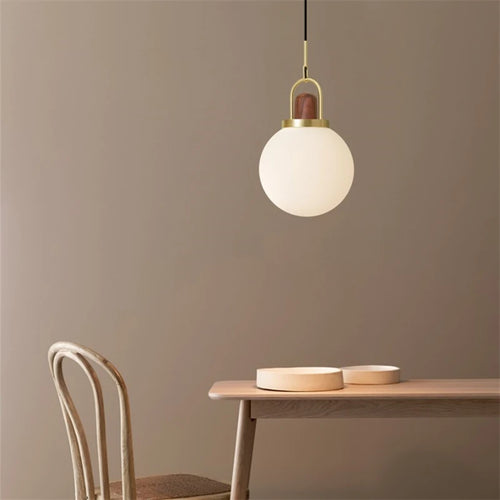 Nordische Pendelleuchte aus Glas im minimalistischen Design für moderne Innenräume