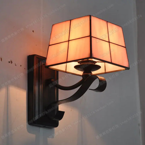 Elegante und moderne Tiffany-Wandleuchte aus Glas