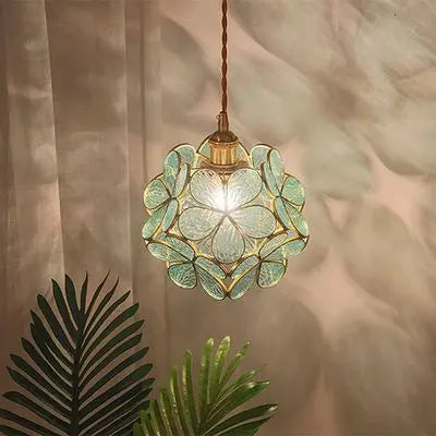 Nordische Pendelleuchte aus Glas mit Kupferdetails