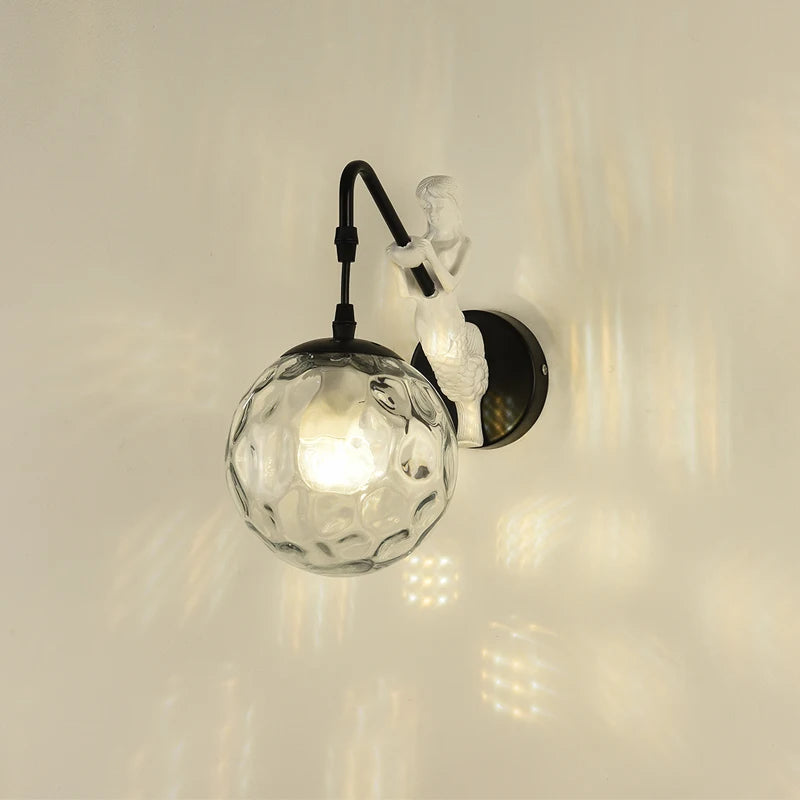 applique murale rétro européenne avec boules de verre blanches en bronze doré - vue 7 sur 10