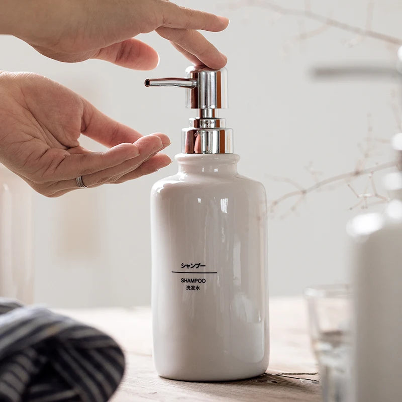 accessoires de salle de bain en céramique blanche design nordique - vue 5 sur 10