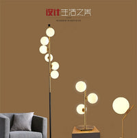 (16mai) Lampadaire moderne LED barre dorée avec globes en verre Inti