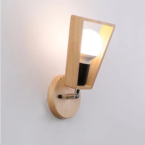Nordische Wandleuchte aus Holz mit verstellbarem Halter