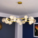 Luxuriöser moderner Kronleuchter mit LED-Ringen und Glaskugeln